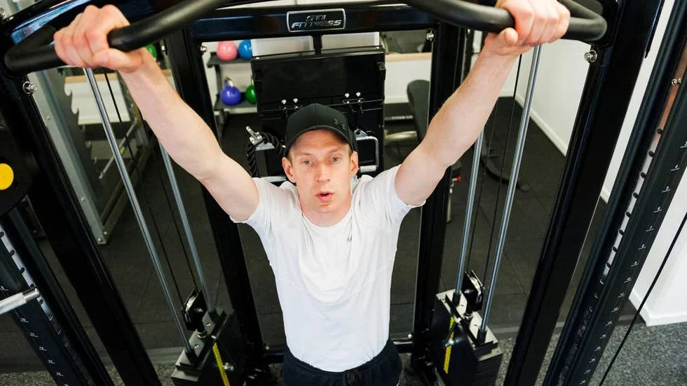 Gustav Uusihannu tjuvtestar gymmet  innan premiären.