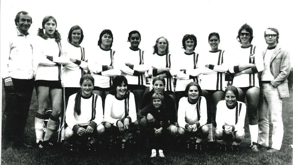 IFK Luleås damlag:  Bernt Larsson, tränare, Ann-Kristin Lomgren, Lena "Nippe" Nilsson,  Britt-Marie Glavhammar, Eva Olsson, Margit Söderqvist, Gunilla Kejonen, Evan Hansson, Lillemor Söderström, tränare Tony, Gunilla Nordström, Elisabeth "Flisan" Nilsson med Bernts dotter Carina i famnen, Eva Isaksson och Lena Kampainen.