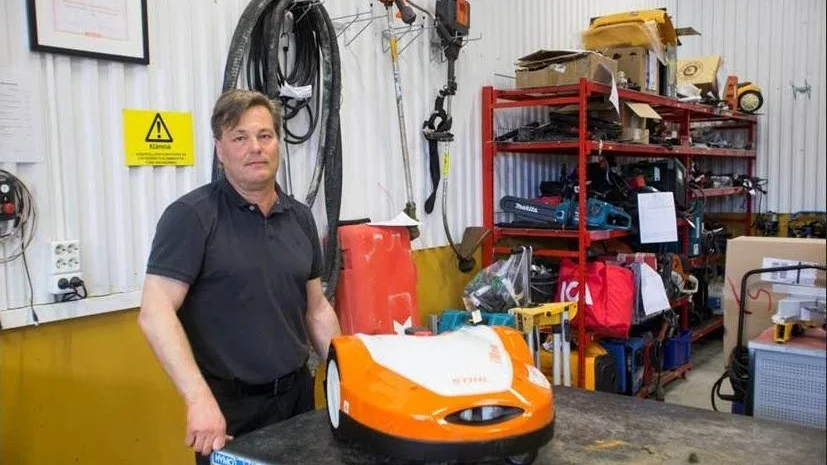 Patrik Johansson säger att försäljningen av robotgräsklipparna ökar rejält.