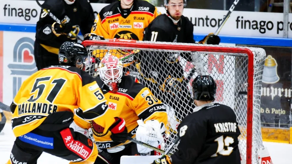 David Rautio hade en ganska svettig afton i återkomsten i Luleå Hockey.