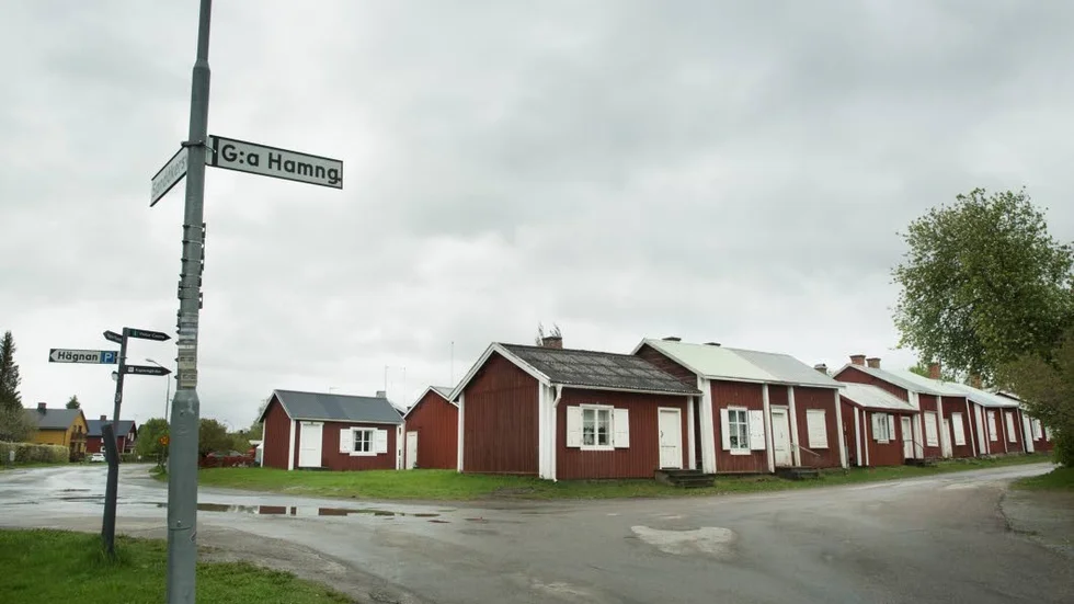 Den gamla hamngatan löper ned till den medeltida hamnen där skepp från fjärran lade till för att lasta av förnödenheter som bland annat salt och tjära för att ge plats åt de norrbottniska exportvaror som skinn och lax.
