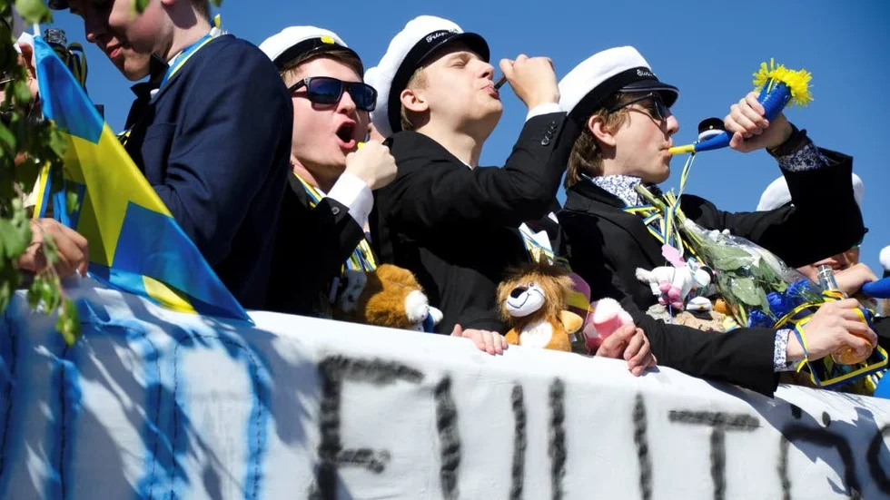 Traditionsenligt studentflaksåkande.