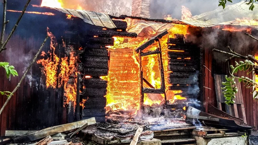 Under tisdagen blev ett hus i Säivis övertänt och brann ned till grunden.