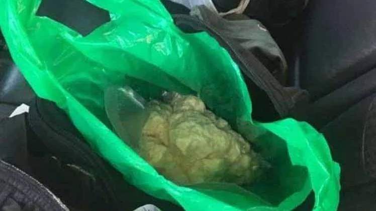 Knarket låg i en grön platspåse i baksätet på bilen. Ett kilo amfetamin kostar i stora drag 45-50  000 kronor i Stockholm. I Luleå kostar ett kilo amfetamin det 300 000 kronor.