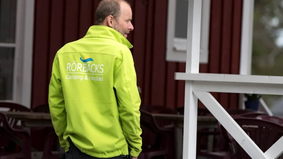Bilden av Martin Forsberg med händerna i byxfickorna är missvisande. Både han som arrenderar campingen, och de medlemmar som äger den, har arbetat mycket hårt tillsammans för att åstadkomma den förändring som nu har skett.