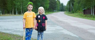 Tio mils skolväg väntar syskon