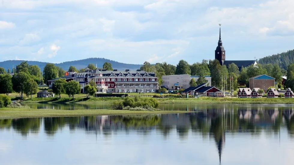 En man greps av polisen efter ett skottdrama i en by utanför Överkalix. Mannen anhölls senare misstänkt för grovt olaga hot.