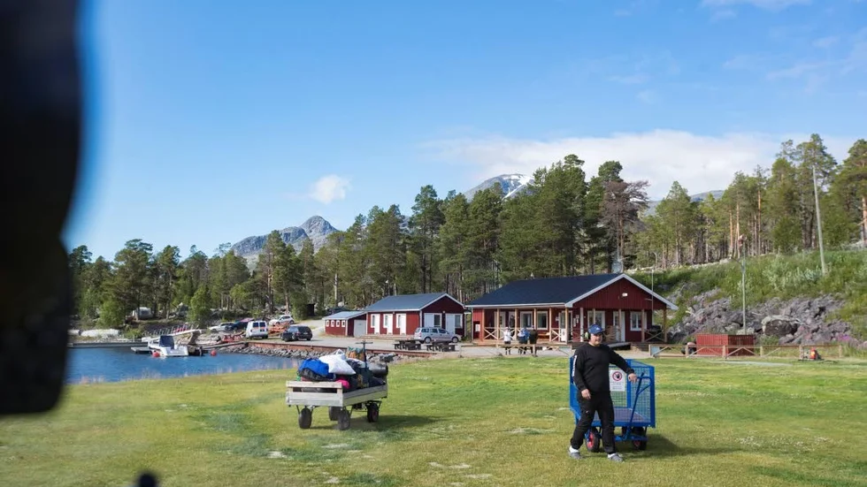 Morgan Viltok möter upp och hjälper till att lasta ur. Samtidigt fyller en annan i arbetslaget på nytt bränsle i den helikopter som Simon kör. Nästa gäng som ska skjutsas ut i vildmarken står redan färdiga vid grinden för ombordstigning.