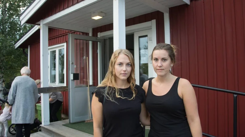 En nedläggning av skolan i byn drabbar hela byn, det anser Annica Erixon, Ersnäs och Maria Tornéus, Alvik som kom till stormötet i Alviks bygdegård.
