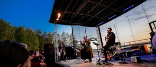 Omfamnad av rökelse och reverb