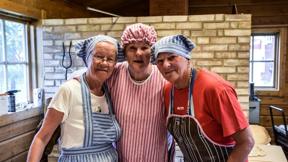 Anki Isaksson, lena Häggroth och Inger Dahlberg bakar på traditionellt sätt.