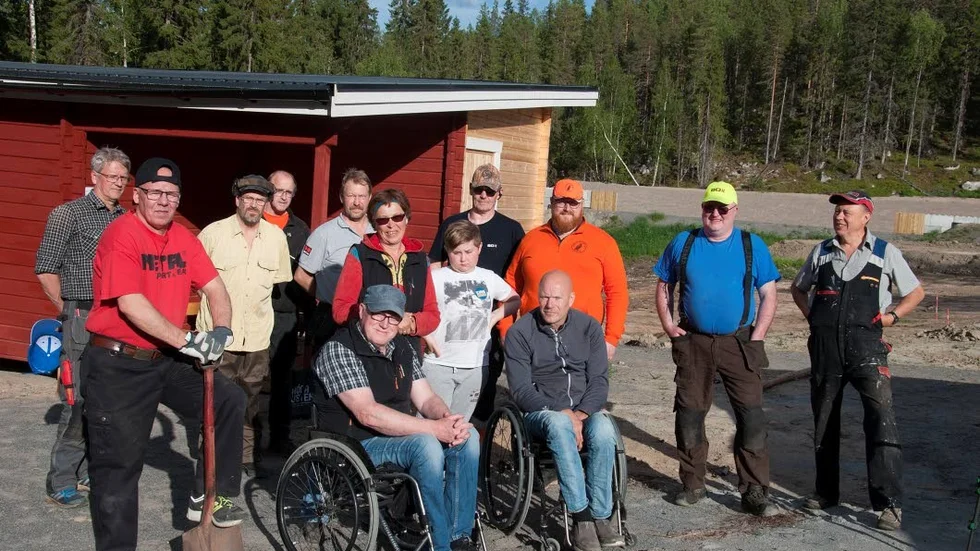 En del av arbetsgänget samlat framför skjutstugan. fr vänster syns Per  Hanno, Ulf Forsman, Nils-Erik Boberg, Anders Dahlqvist, Stefan Åström, Miakel karlsson, Bengt Avenius, Gun-Britt Olofsson, Hjalmar Nordberg, Johan Löfgren, Nils-Gunnar Nilsson, David Nordberg och Jim Karlsson.