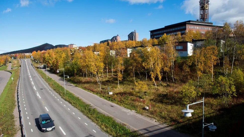 Snart är stadshuset borta. Bostäderna på Lingonstigen som skymtar under stadshuset är rivet sedan några år.