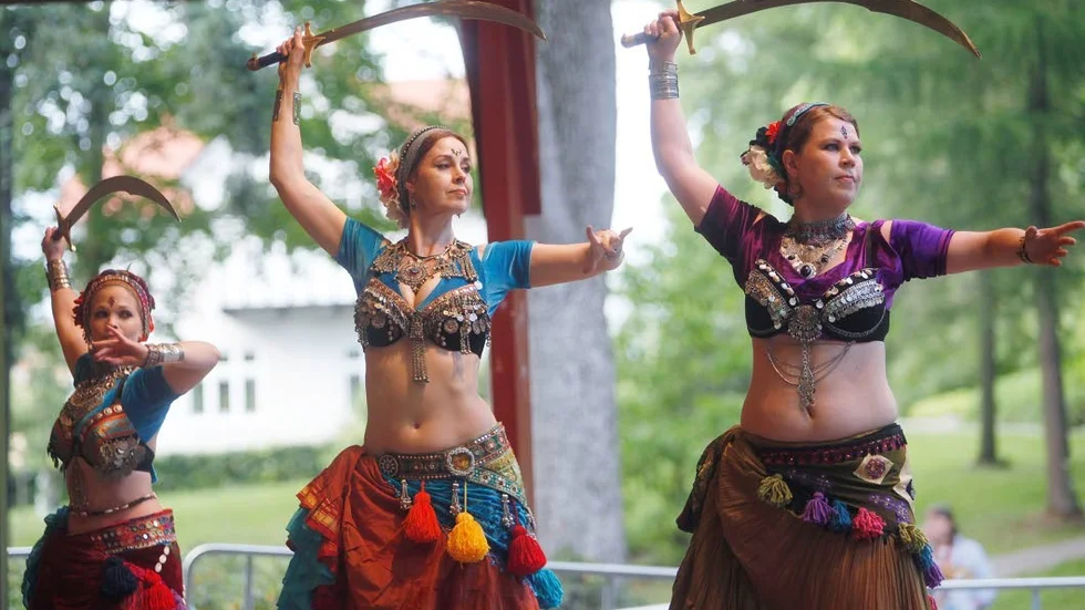 Symmetri. Uppsala Tribal Bellydance Collective bjöd på magdans.