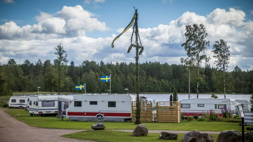 De permanenta hyresgästerna har i många fall byggt altaner, anlagt rabatter och byggt så kallade spiketält som ersättning för enklare förtält.