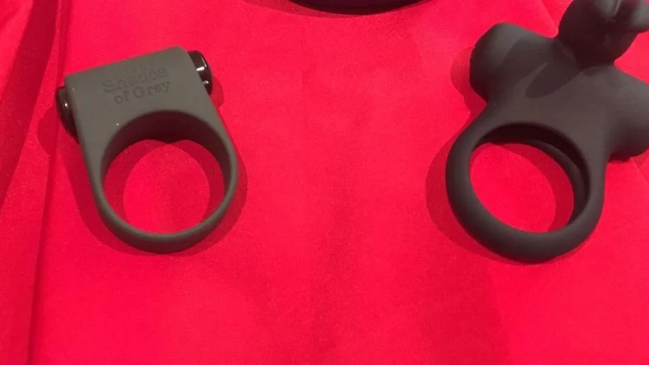 Penisring med vibrator: En parleksak som är skön för både mannen och kvinnan. "Tidigare var det ett hjälpmedel, numer mer en leksak", säger Anette Nordstrand på Lustgården.