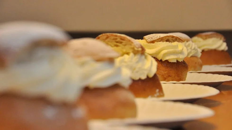 Semlor. Bulle, grädde och mandelmassa, det är ingredienserna i en semla. Men ändå kan de se väldigt olika ut - och smaka olika.
