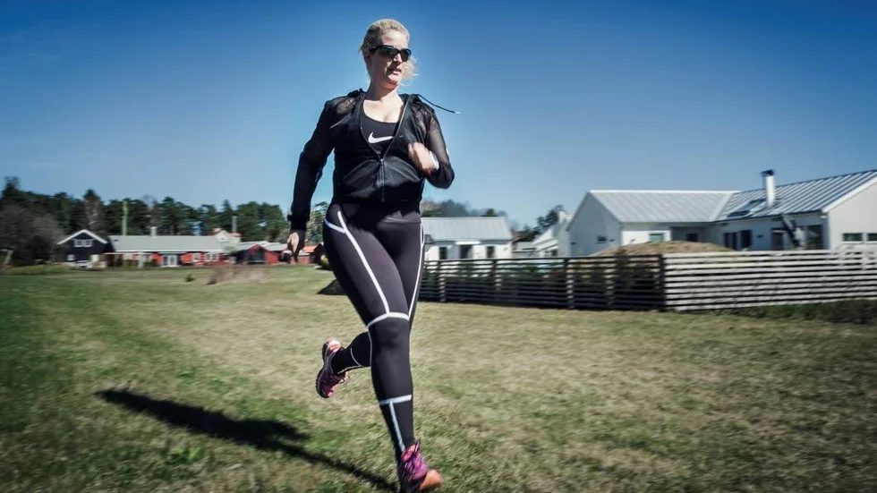 Löpträning. Nu i maj är Lindha Stolpe i en uppbyggningsfas för att orka springa Stockholm marathon om några veckor. ”Det går inte bara att sticka ut och springa tre mil, kroppen klarar inte det. Just nu springer jag omkring två mil på de långa söndagspassen, men snart ska jag öka till tre”, säger hon.