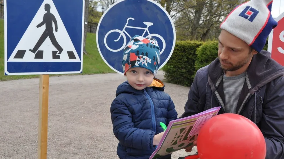 Lärorikt. Sixten Wibling, 3 år, fick lära sig mer om trafikmärken. Med på bilden är även pappa Johan Wibling