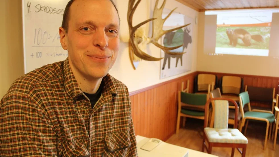 Viltpass. Stefan Runarsson visade eleverna hur man känner igen viltet som finns i de svenska skogarna, och berättade en del om vad som gäller för jakten.
