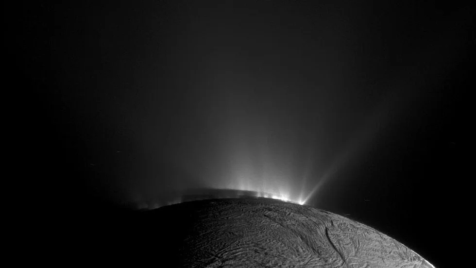 Geysrar. Från månen Enceladus sydpol sprutar ett flertal geysrar ut en plym av ispartiklar, som bildar en av Saturnus ringar. Källan till isen tros vara ett undrjordiskt hav med någon form av varma källor på bottnen.