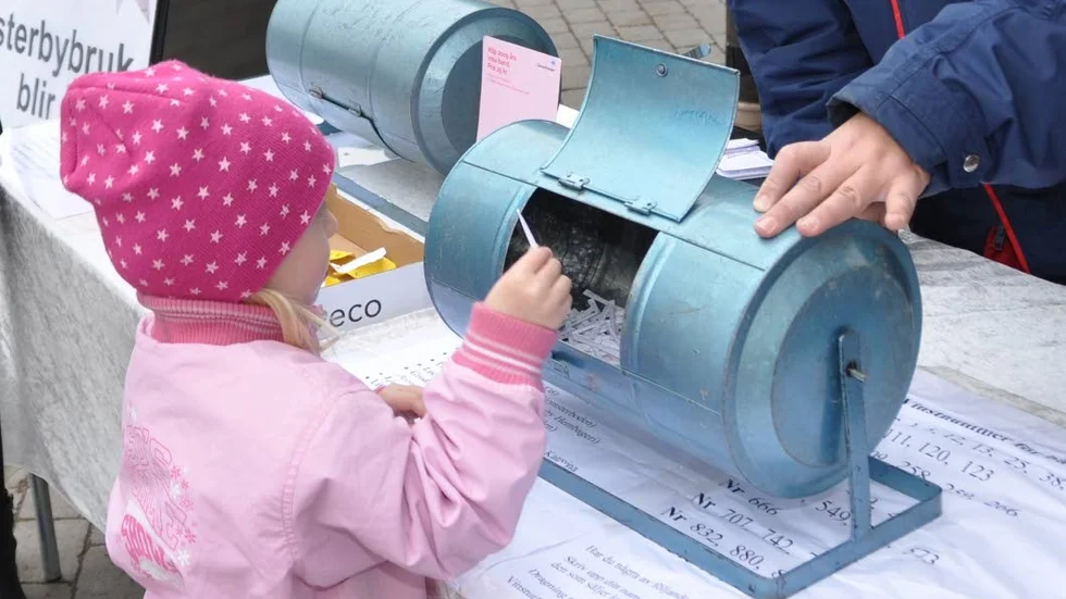 Lottning. Skolkommissionens förslag är till väsentlig del politiskt färgade och stundtals helt uppåt väggarna, såsom i fallet med lottning till skolor.