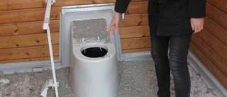 Toaletter fyllda med grus