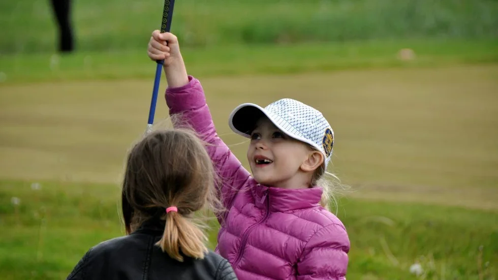 Avslutning. Golfbussen hämtar barn vid åtta olika skolor och kör de till Uppsala golfbana.