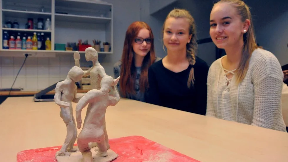 Skulptur. I Bruno Liljefors skulptur var det två personer, men Limante Barcanskaite, Nova Ohlson och Alva Jakobsson ville göra en med tre.