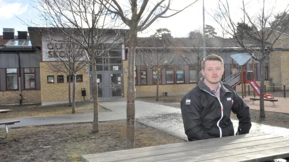 Oland Visar. På Olandsskolans skolgård kommer många av aktiviteterna under Oland Visar att äga rum. Erik Hedman ser med tillförsikt fram emot evenemanget.