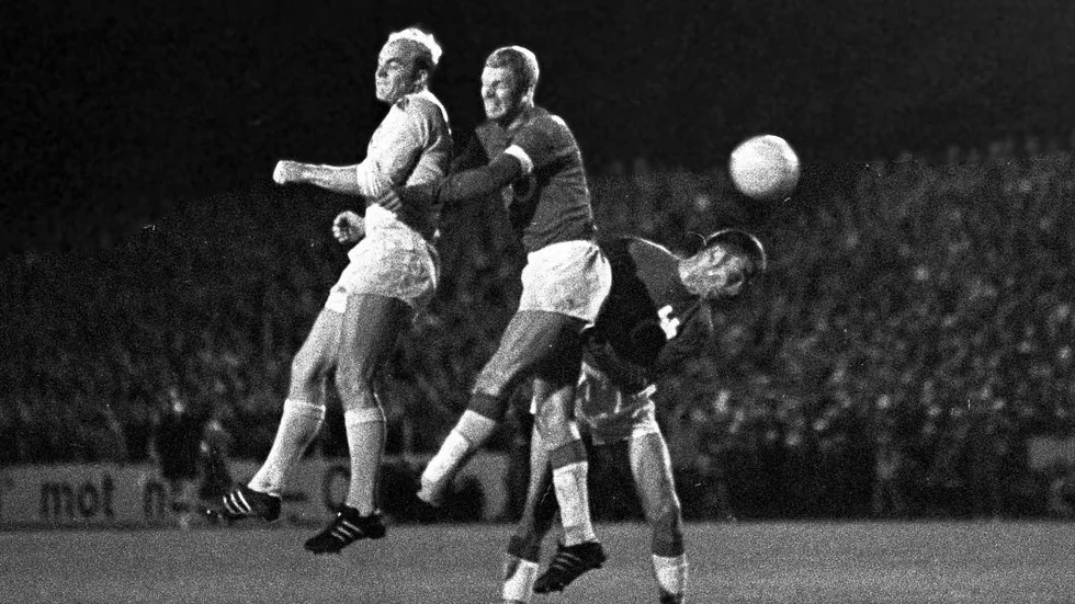 8 augusti 1969. Morgan Hedlund vinner en nickduell mot Leif Erikssons Örebro och bollen går i mål, 2-0 till Sirius, som också blev slutresultatet. 11 762 fanns på plats på Studenternas.