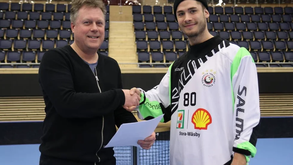 Sportchefen Kim Knudsen är glad över att ha förlängt med målvakten Viktor Klintsten.