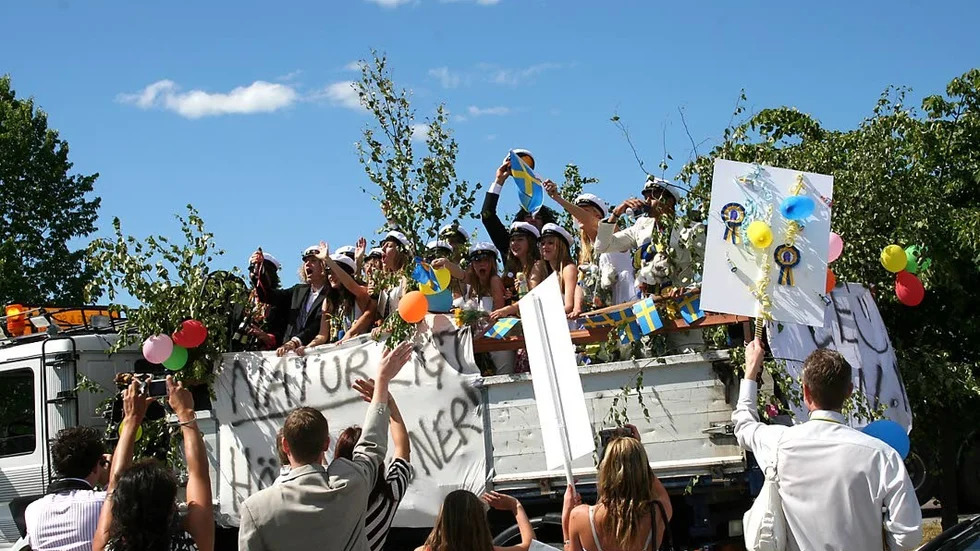 Flakåkning. På fredag den 2 juni väntas hundratals studenter åka på flak genom Enköping och Bålsta.