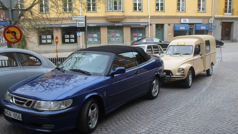 Kontraster. När ny Saab möter gammal Saab.