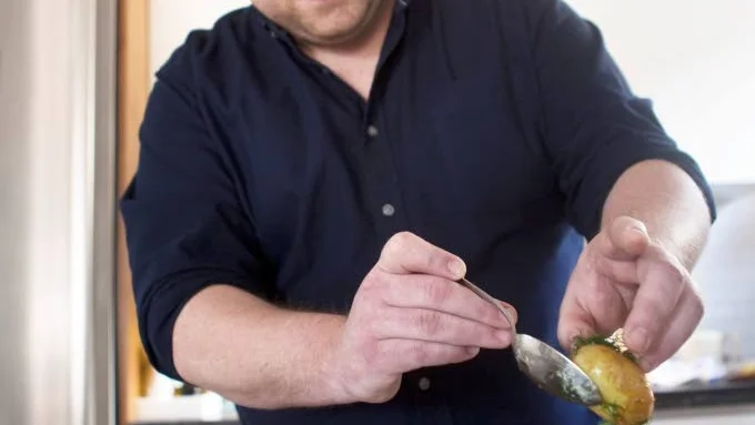 Upplägg. Tomas Lindh lägger upp nykokt potatis. Den har han även rullat runt i stekpannefettet efter abborren för mer smak.