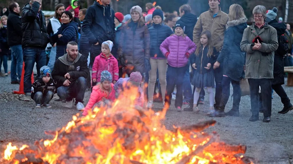 Valborgsfirande Knivsta. Till Särstabadet kom närmare 2000 besökare för att delta i Valborgsfirandet.