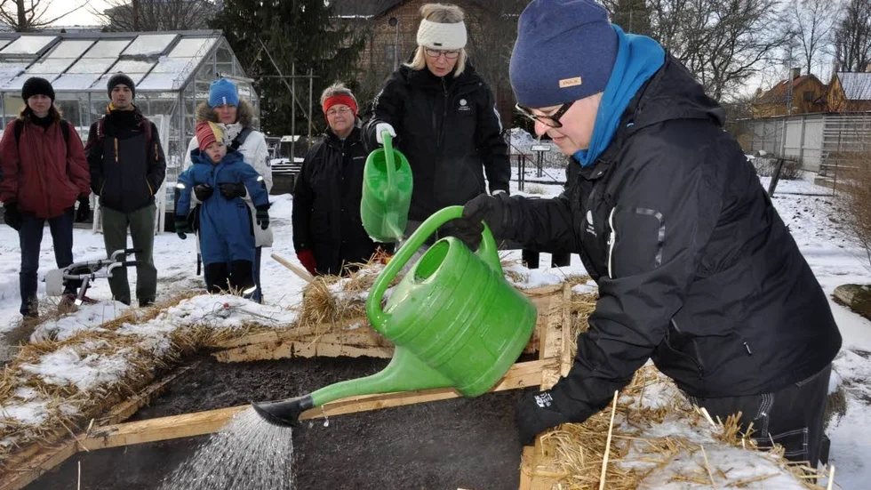 Margaretha Eidenert och Petra Holmgren Reichler vattnar inför vårvintersådden.