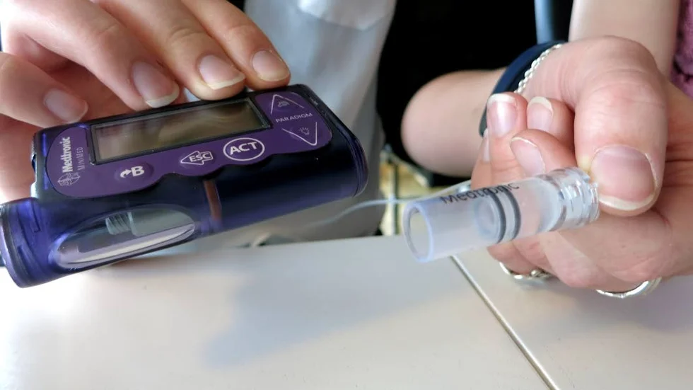 De berättar att det är viktigt att alltid ha sina insulinpumpar, som ger en jämn kontinuerlig tillförsel av insulin under hela dygnet.