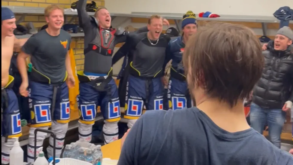 Spelarnas segerritual är tillägnad Emil Wahlberg.