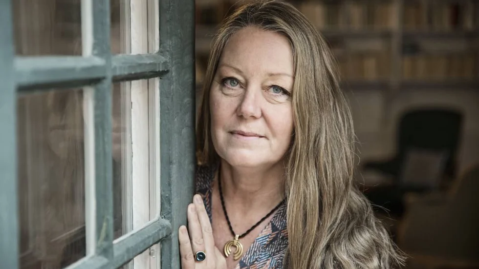 Genusvetare. Kristina Sjögren (född 1962) är författare, skrivpedagog och forskare. Den historiska romanen "Kvinnokungen" om drottning Christina är hennes första roman för vuxna, efter fem utgivna ungdomsböcker.