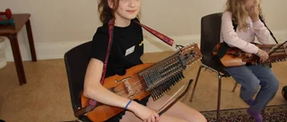 "Att spela nyckelharpa är som massage!"