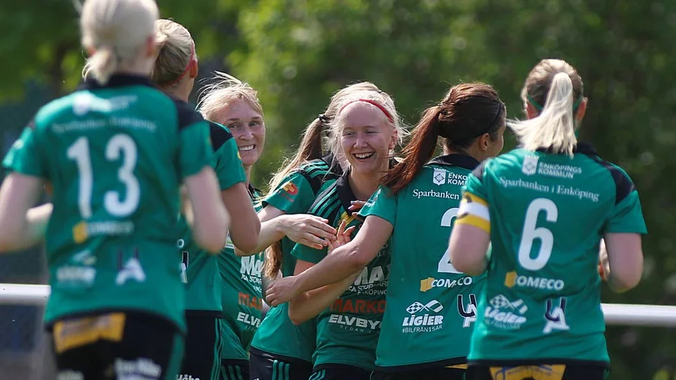 Hörnspecialist. Clara Lindvall gratuleras av medspelare efter att ha skruvat in 1-0 direkt på hörna.