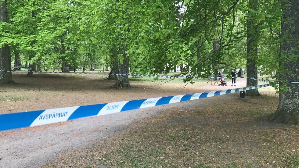 Avspärrningar efter knivskärning i Engelska parken.