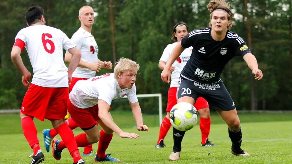 Tufft. Här är Fannas Philip Rajalakso omringad av Nordiaspelare.