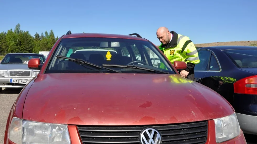 Förvar. Allt fler beslagtagna fordon hamnar på den här uppställningsplatsen i utkanten av Uppsala. Petter Wallgren vid kommunägda Uppsala Parkerings AB är en av dem som arbetar med insatsen mot p-syndarna.