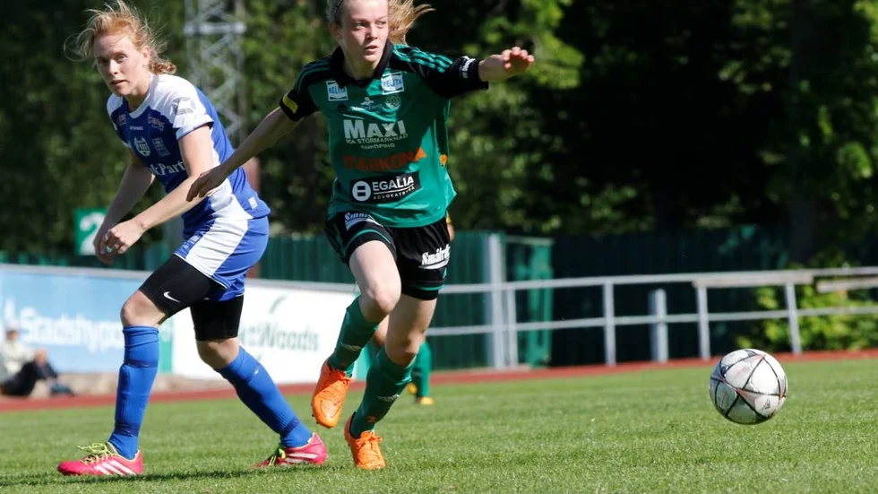 Tillbaka. Beata Olsson spelar med ESK mot Täby.