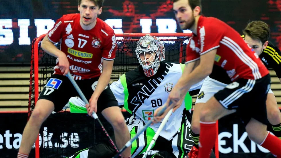 Bra försvar. Albin Sjögren (t h) är nere och hjälper Niklas Winroth att hålla rent framför Viktor Klintsten.