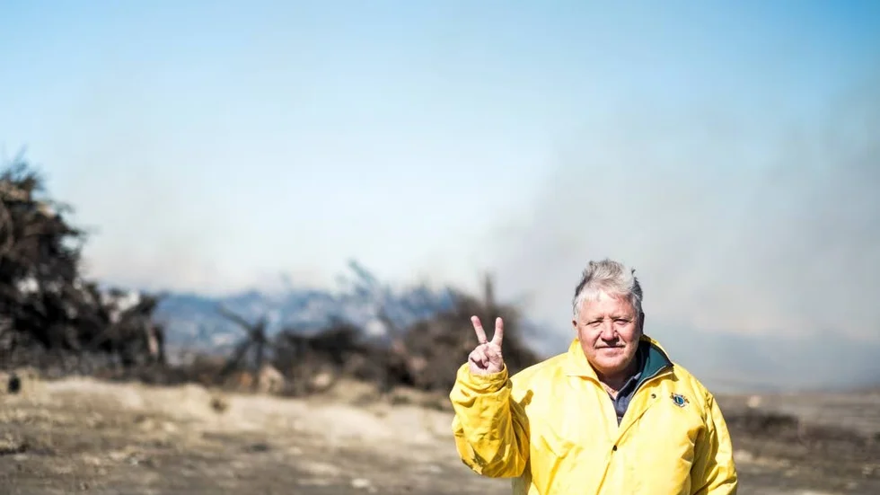 En mycket, mycket nöjd "Sko-Relle" stod vid sitt ord och satte eld på majbrasan vid Luossavaara på ekologiskt vis.