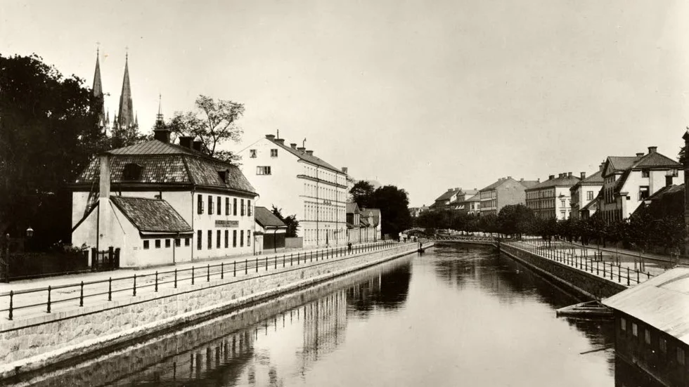Här, på Västra Ågatan 24, huset närmast i bild, huserade det rasbiologiska institutet i Uppsala. Bilden är från 1870-talet.