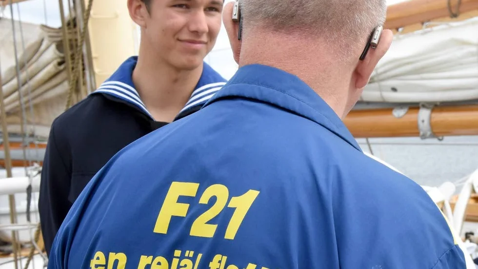 F21 en rejäl flottilj? Besättningen på Falken verkar lite misstrogen och håller för sin del på skonertdivisionen med Falken och Gladan.